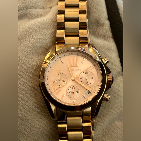 $65 AUTHENTIC Runway rose gold Michael Kors wristwatch. Retails for over $300! - Picture 5 of 8